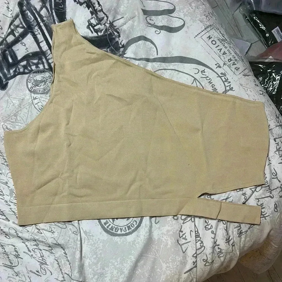 NWT Cropped one shoulder cut out - Picture 2 of 4